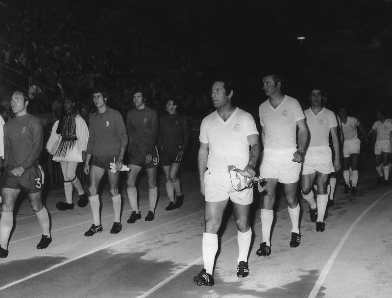 Francisco Gento leading out the Real Madrid side