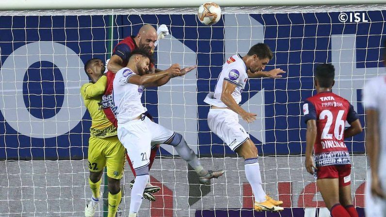 TP Rehenesh (L) looked nervy throughout the encounter against Chennaiyin FC (Credits: ISL)