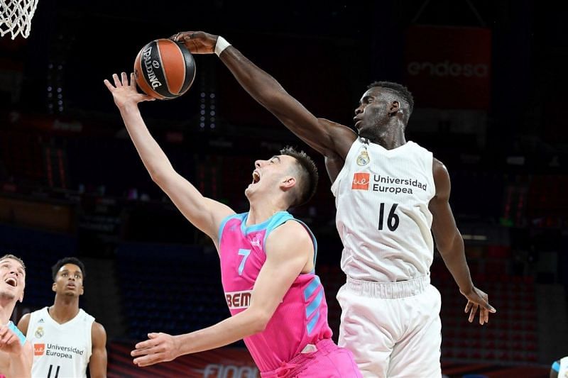 Garuba blocking a shot. Photo Credit: MARCA.