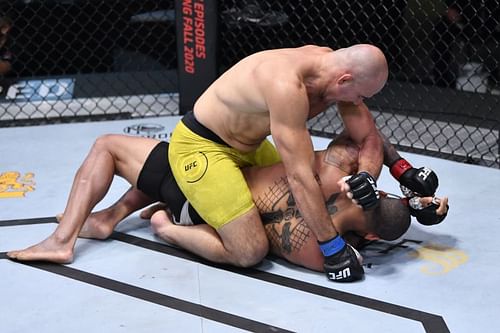 Glover Teixeira beats up on Thiago Santos