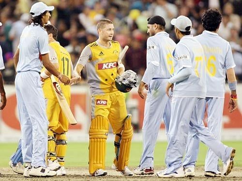 ऑस्ट्रेलिया की टीम मैच जीतने के बाद भारतीय खिलाड़ियों से हाथ मिलाते हुए&nbsp;
