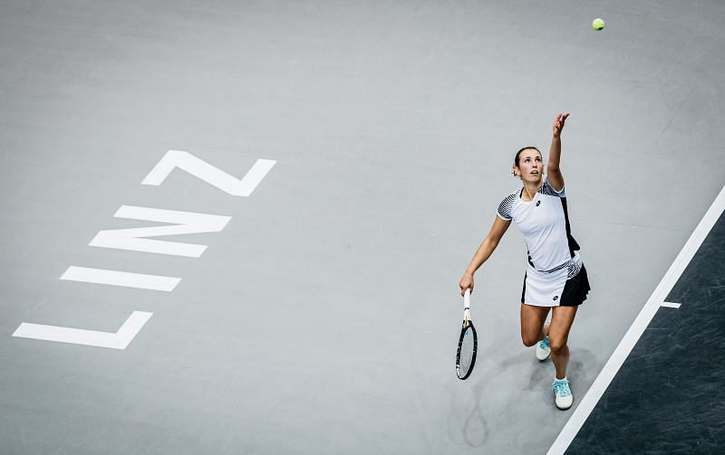 Elise Mertens serves on at the Linz Open