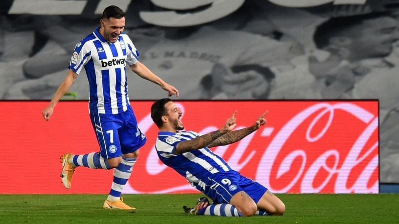 Joselu (No.9) celebrates after doubling Alaves&#039; lead