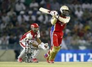 Eक्रिस गेल अपनी विस्फोटक बल्लेबाजी के द