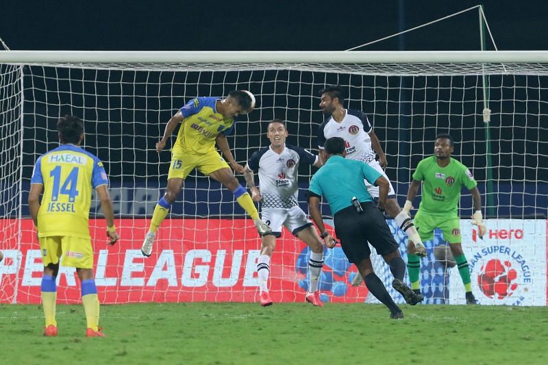 Jeakson Singh scores the equalizer for Kerala Blasters against SC East Bengal (Image Courtesy : ISL Media)