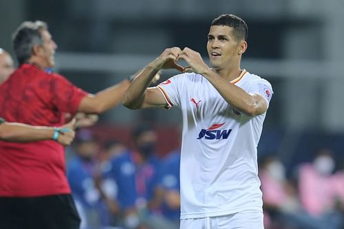 Cleiton Silva celebrates his winning goal (Image courtesy: ISL)