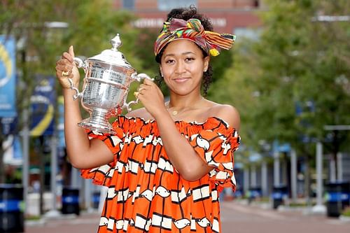 Naomi Osaka posing with the 2020 US Open trophy