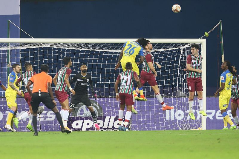 Arindam Bhattacharya (in black) during a corner kick (Image Courtesy: ISL Media)