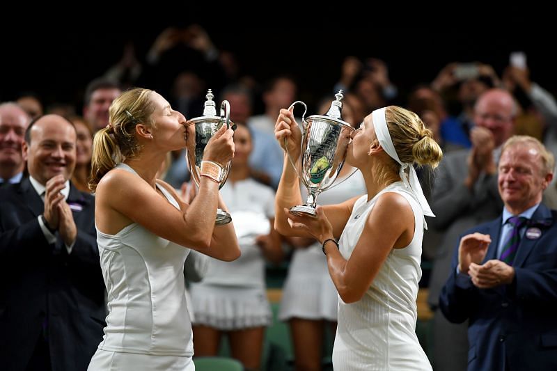Ekaterina Makarova (L) a Elena Vesnina vo Wimbledone 2017
