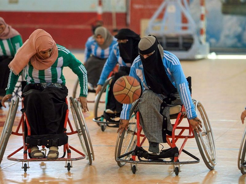 यमन की महिलाएं बास्&zwj;केटबॉल खेलते हुए