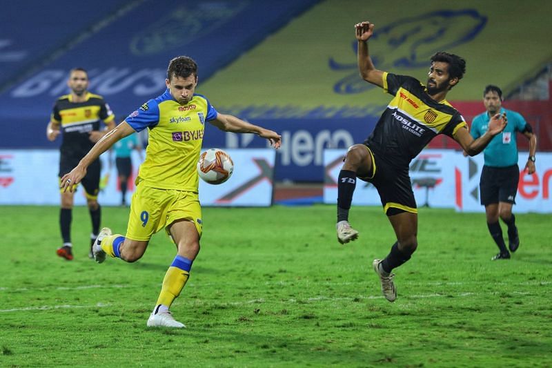 Jordan Murray (L) has performed better than Gary Hooper for the Kerala Blasters in the current ISL season. (Image: Kerala Blasters FC)