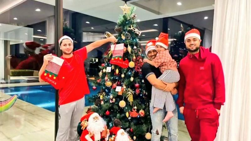 MS Dhoni can be seen celebrating Christmas with daughter Ziva and friends (P/C: Twitter)