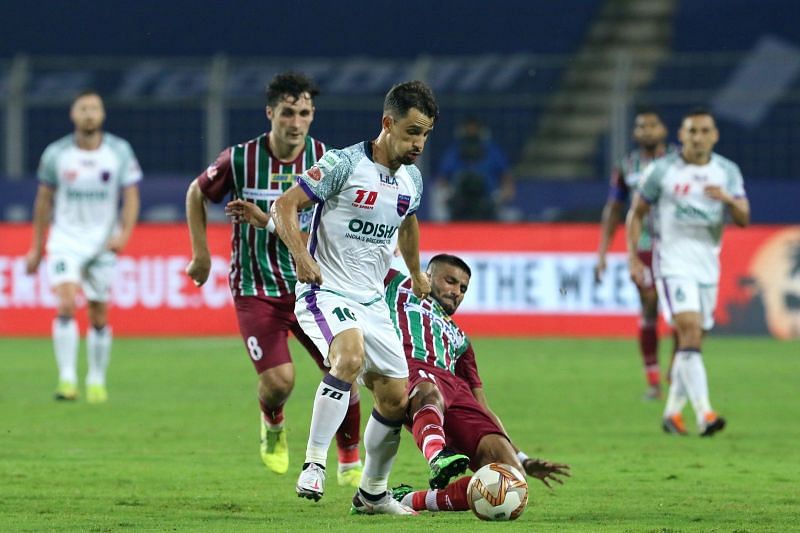 ATK Mohun Bagan ensured that the duo of Marcelinho and Diego Mauricio didn&#039;t have a lot of time on the ball. Courtesy: ISL