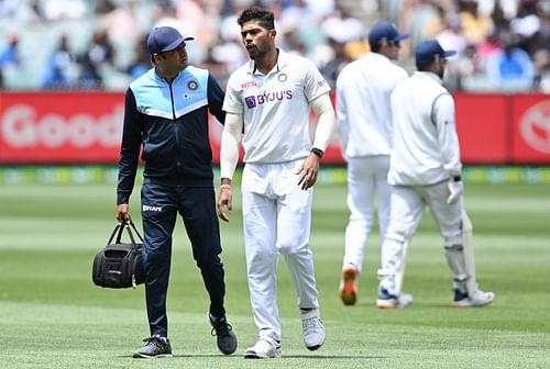 Umesh Yadav limped off the field in the 8th over