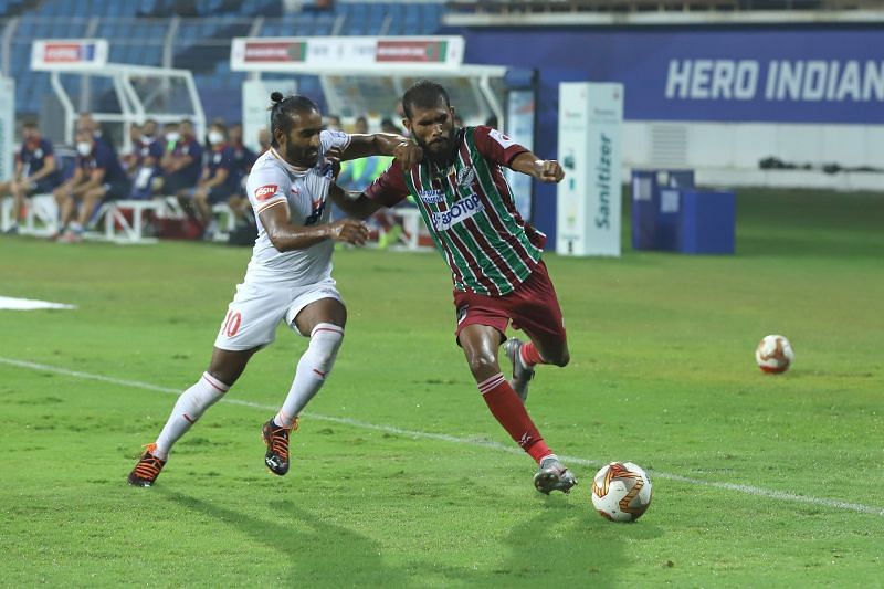 ATK Mohun Bagan's Subhasish Bose shields the ball against Bengaluru FC's Harmanjot Khabra (Image Courtesy: ISL Media)