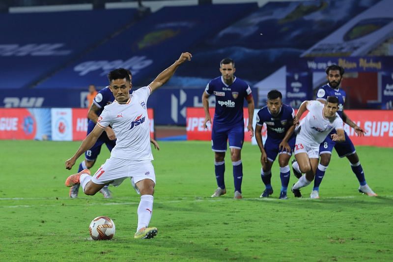 Sunil Chhetri converting a penalty (Image Courtesy: Twitter/@bengalurufc)