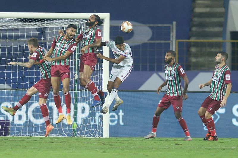 Sandesh Jhingan (C) fighting for the ball (Courtesy-ISL)