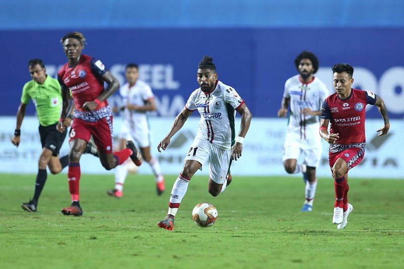 Roy Krishna of ATKMB (centre)