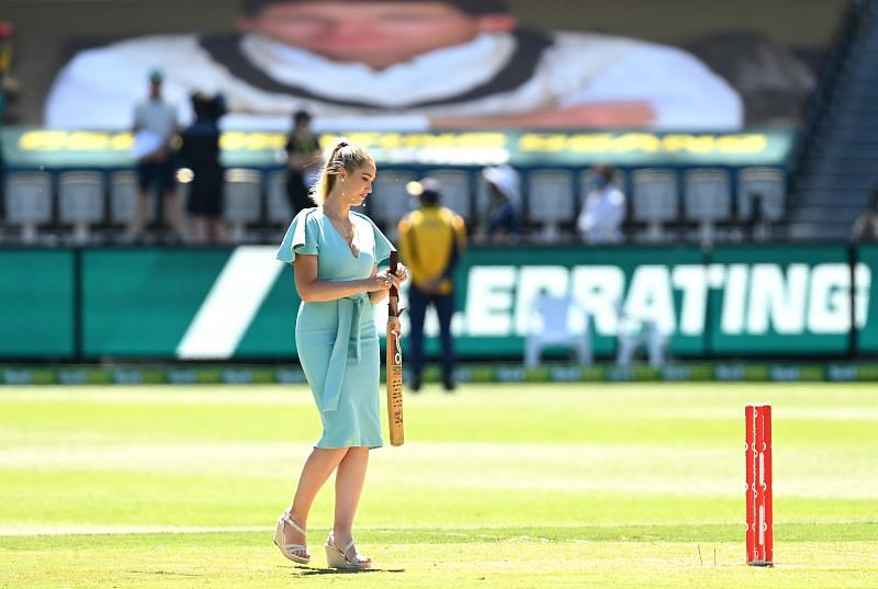 Dean Jones&#039; daughter walks out to the middle to pay tribute to the Australian legend.