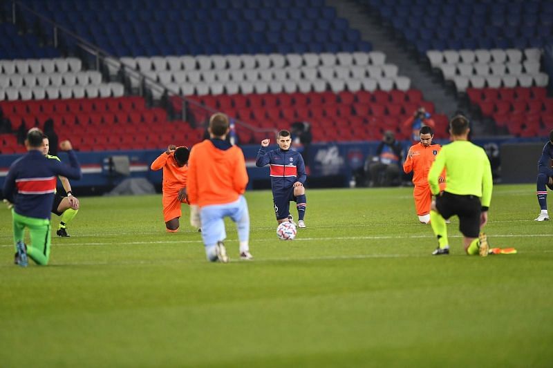 Players bent the knee before the match