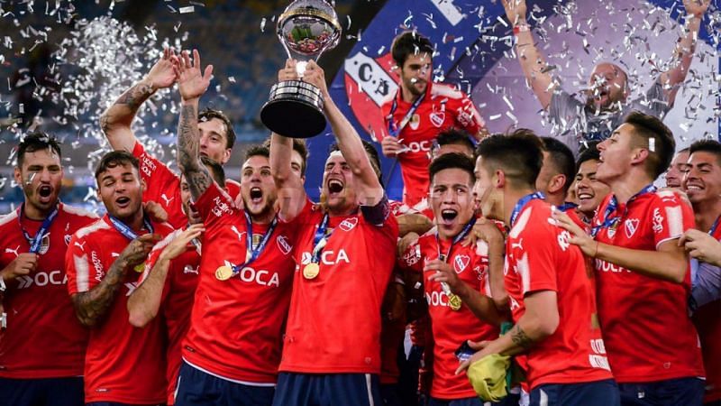 Independiente players celebrating 2017 Copa Sudamericana title win