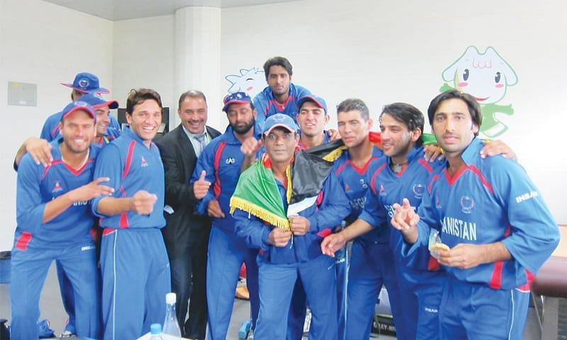 Rashid Latif (center) was instrumental in guiding Afghan cricket in their formative years.