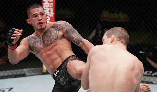 Anthony Pettis (left)