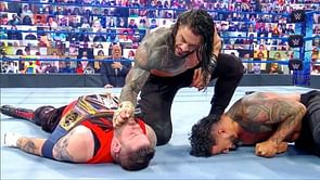 रोमन रेंस द्वारा WWE SmackDown में 159 किलो के रेसलर को बुरी तरह मारने के बाद उसका हाल क्या हुआ?