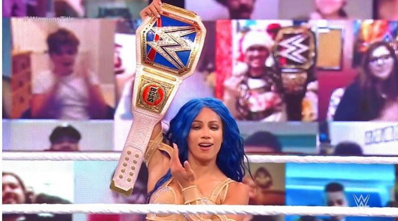 Sasha Banks submits Carmella to retain the SmackDown Women's Championship at WWE TLC