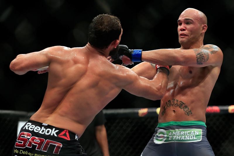 Johny Hendricks punches Robbie Lawler