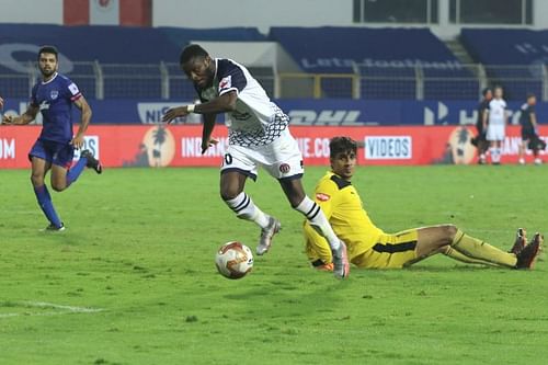 SC East Bengal's Bright Enobakhare in action against Bengaluru FC in their ISL match (Image Courtesy: ISL Media)