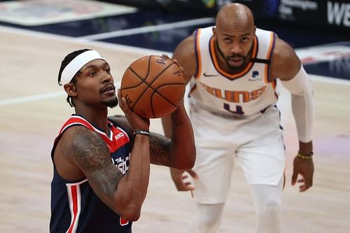 Bradley Beal shoots a free throw against the Phoenix Suns.