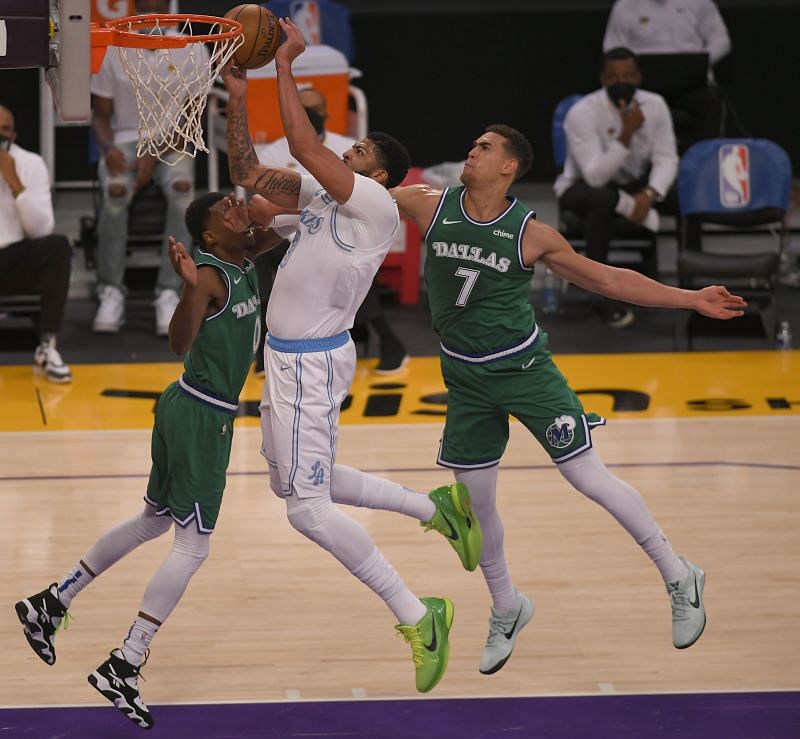 Anthony Davis #3 of the Los Angeles Lakers goes to the hoop against Josh Richardson #0 and Dwight Powell #7 of the Dallas Mavericks at Staples Center (Photo by John McCoy/Getty Images)