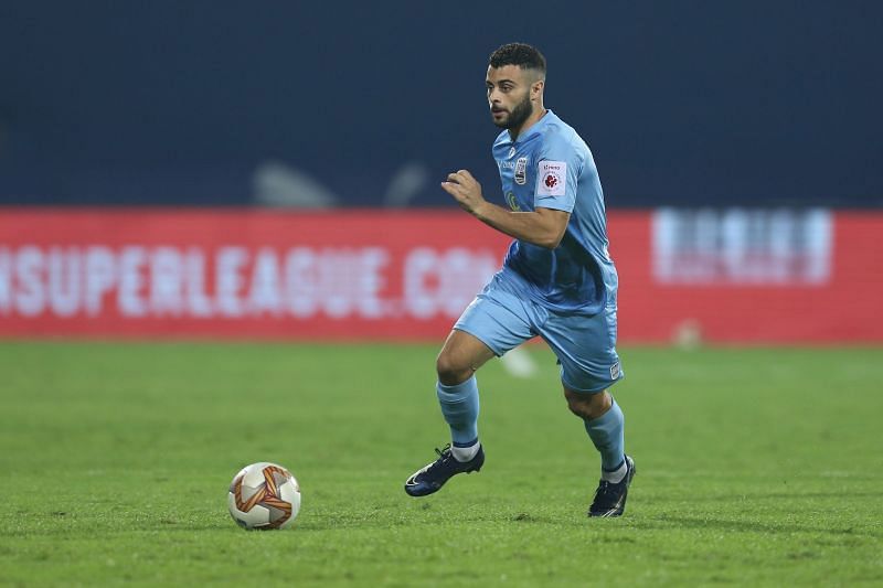 Hugo Boumous in action for Mumbai City FC against Kerala Blasters (Image Courtesy: ISL Media)