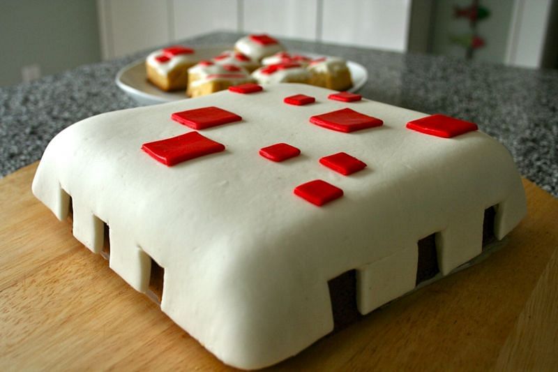 A real-life cake designed to look like the cakes that can be made in Minecraft (Image via divaindoors.files.wordpress.com)