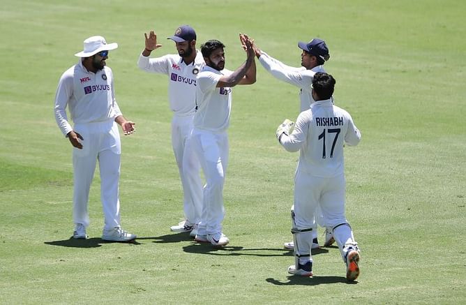 "India will have to dismiss Australia under 200 runs for them to win the match" - Sunil Gavaskar