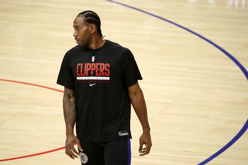 Kawhi Leonard warms up for Los Angeles Clippers