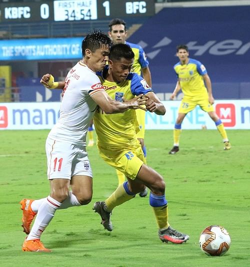 Bengaluru FC's Sunil Chhetri tussles with Kerala Blasters' Denechandra Meetei for the ball (Image Courtesy: ISL Media)