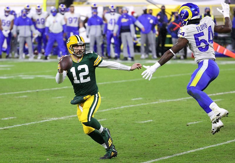 Green Bay Packers quarterback Aaron Rodgers fakes out Rams defense