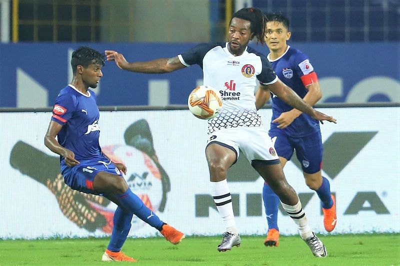 Bengaluru FC&#039;s Ajith Kumar (left) tries to win the ball from SC East Bengal&#039;s Jacques Maghoma (Image Courtesy: ISL Media).