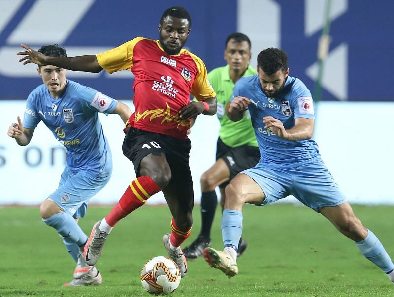 Bright Enobakhare (centre) tries to wriggle through Hugo Boumous (right) and Cy Goddard (left) (Image Courtesy: ISL Media)