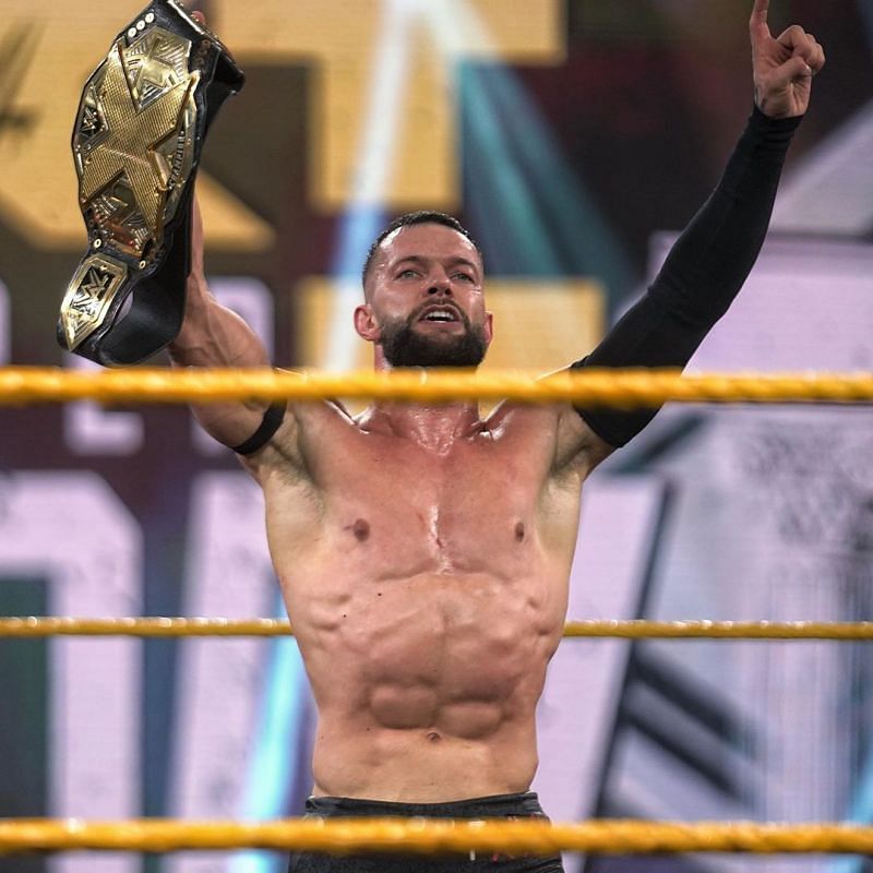 NXT चैंपियन के रूप में रिंग में मौजूद फिन बैलर