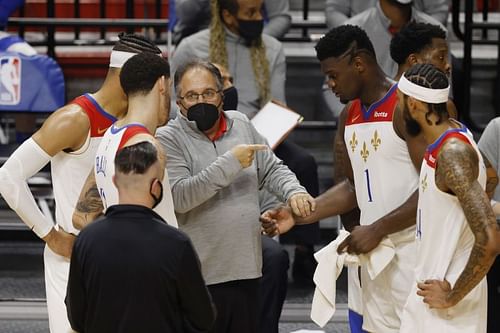 Head coach Stan Van Gundy of the New Orleans Pelicans huddles with Josh Hart #3, Lonzo Ball #2, Zion Williamson #1 and Brandon Ingram #14 against the Miami Heat (Photo by Michael Reaves/Getty Images)