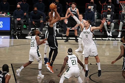 Kevin Durant #7 of the Brooklyn Nets shoots against Brook Lopez #11 of the Milwaukee Bucks during their game at the Barclays Center on January 18, 2021 (Photo by Al Bello/Getty Images)