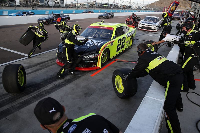 How much money do NASCAR pit crew members make?