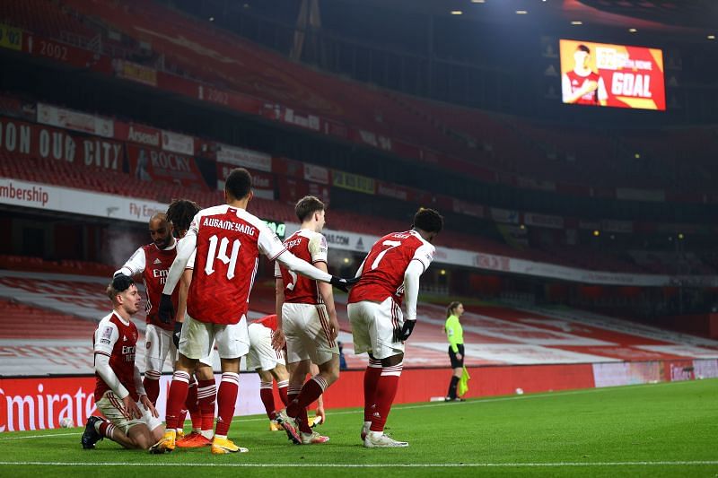 Goals in the second half of injury time saw Arsenal defeat Newcastle United 2-0 in the FA Cup.