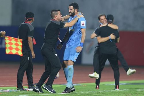 Mumbai City FC coach Sergio Lobera (L) wasn't happy with his side's performance despite the 2-0 win (Image Courtesy: ISL Media)