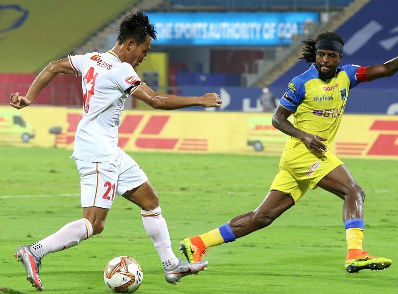 Bengaluru FC&#039;s Udanta Singh in action against Kerala Blasters&#039; Costa Nhamoinesu in their ISL match (Image Courtesy: ISL Media)