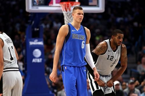 Kristaps Porzingis and LaMarcus Aldridge get ready for the inbound play