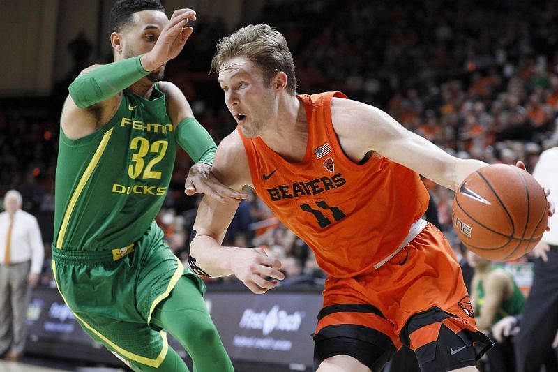 The Oregon State Beavers and the Oregon Ducks will face off at the Matthew Knight Arena on Saturday